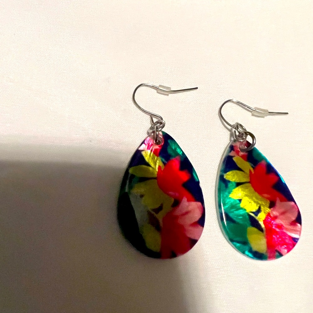 Lovely floral enamel earrings. Great condition!